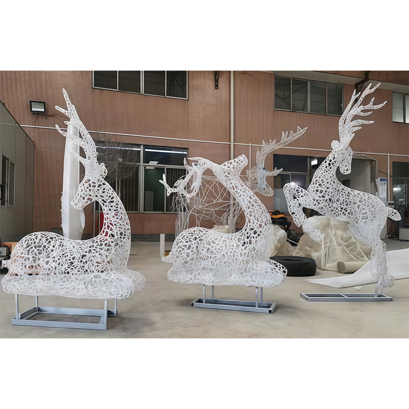 How does hollow sculpture create a fresh and dynamic style using laser-cut stainless steel and splicing techniques?